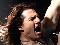 Tom Cruise belts out tunes in 'Rock of Ages'