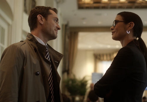 Jude Law and Catherine Zeta-Jones talk about the treament of Rooney Mara in 'Side Effects'
